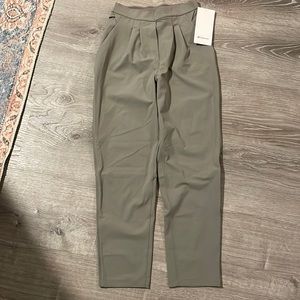 Lululemon Essential HR Trouser - size 4